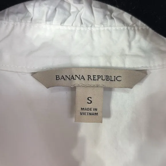 🛹 banana republic, short sleeve white Poplin ruffle neck dress