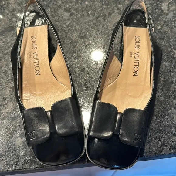 🌺‼️- Louis Vuitton Black Leather Shoes. 35.5 , fits 5-6 I’d say.