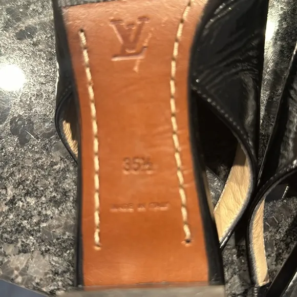 🌺‼️- Louis Vuitton Black Leather Shoes. 35.5 , fits 5-6 I’d say.