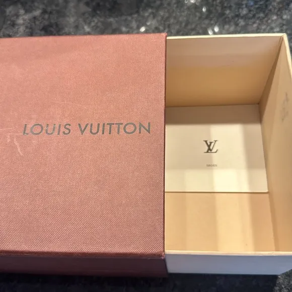 🌺‼️- Louis Vuitton Black Leather Shoes. 35.5 , fits 5-6 I’d say.
