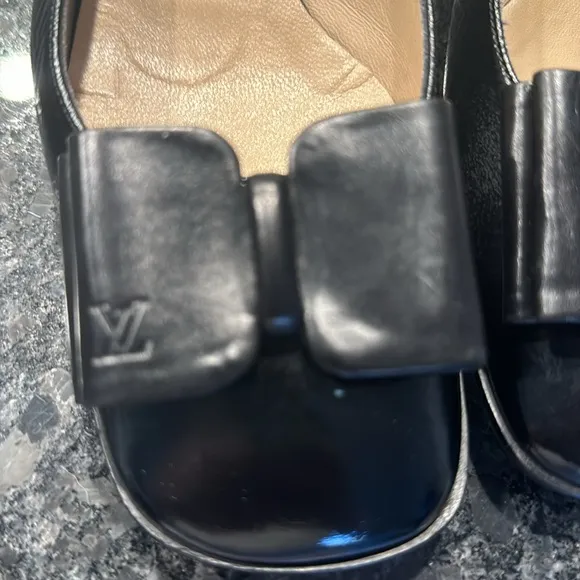 🌺‼️- Louis Vuitton Black Leather Shoes. 35.5 , fits 5-6 I’d say.