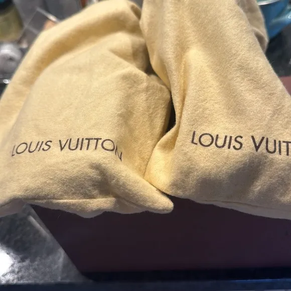 🌺‼️- Louis Vuitton Black Leather Shoes. 35.5 , fits 5-6 I’d say.