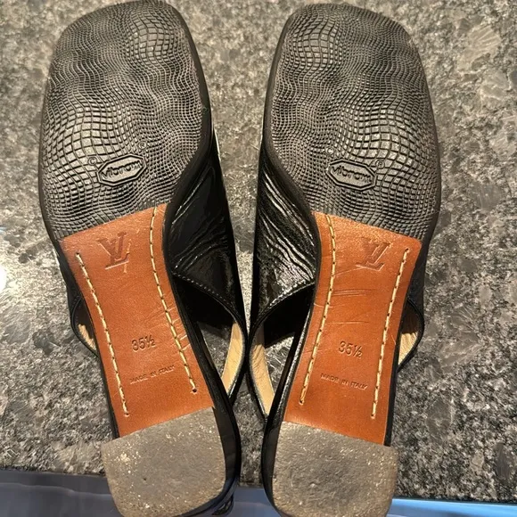 🌺‼️- Louis Vuitton Black Leather Shoes. 35.5 , fits 5-6 I’d say.