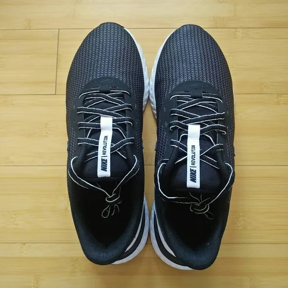 -NEW- Men's Nike Revolution 5 EXT Sneakers 10