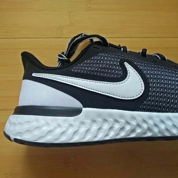 -NEW- Men's Nike Revolution 5 EXT Sneakers 10