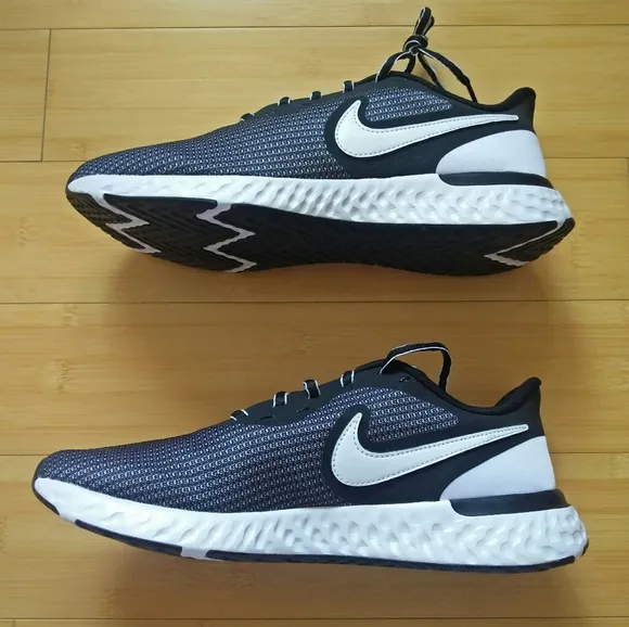 -NEW- Men's Nike Revolution 5 EXT Sneakers 10