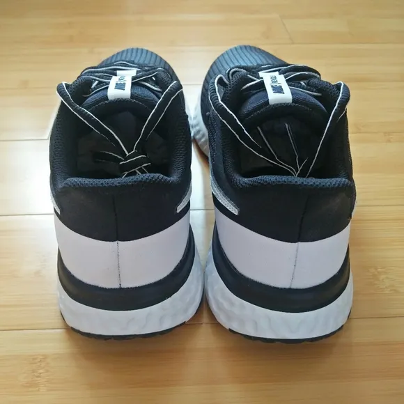 -NEW- Men's Nike Revolution 5 EXT Sneakers 10