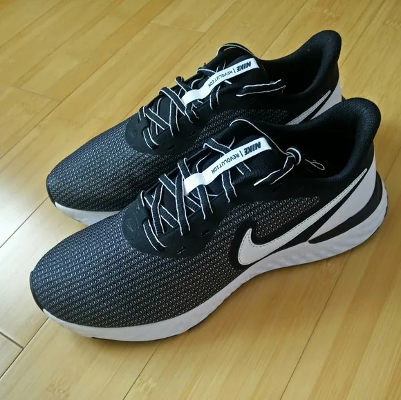 -NEW- Men's Nike Revolution 5 EXT Sneakers 10