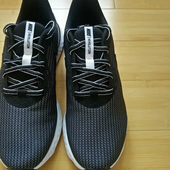-NEW- Men's Nike Revolution 5 EXT Sneakers 10