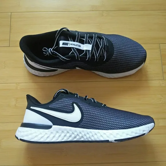 -NEW- Men's Nike Revolution 5 EXT Sneakers 10