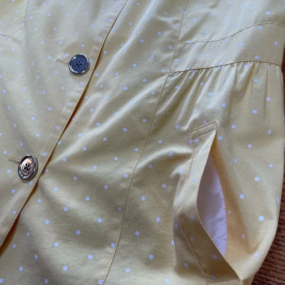 A La Carte yellow dot lightweight jacket. Pockets, lined.  Size Large.