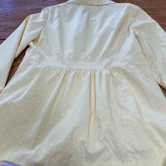 A La Carte yellow dot lightweight jacket. Pockets, lined.  Size Large.