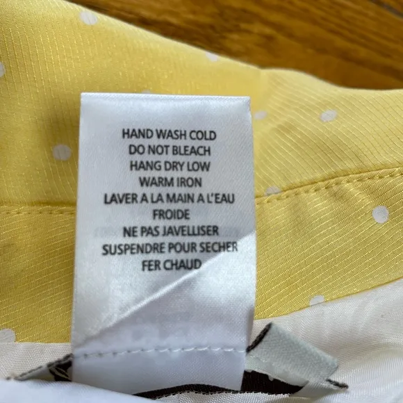 A La Carte yellow dot lightweight jacket. Pockets, lined.  Size Large.