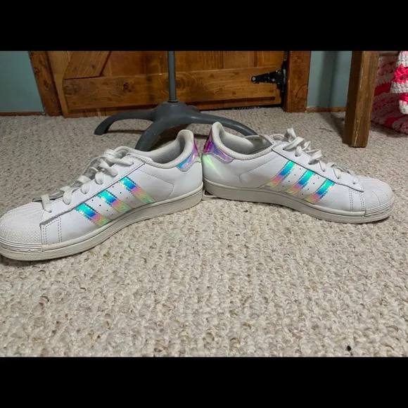 Adidas Superstar tennis shoes