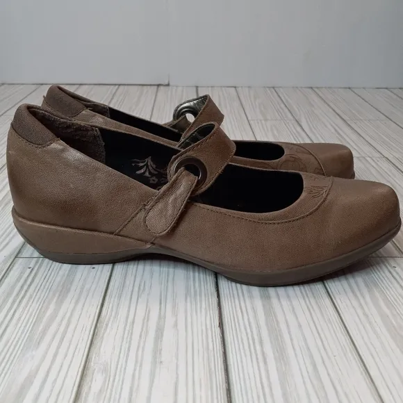 Aetrex Tan Leather Maryjane Shoes