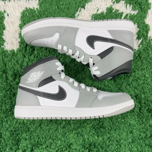 Air Jordan 1 Mid Light Smoke Grey Men’s size 7.5 554724-078