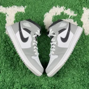 Air Jordan 1 Mid Light Smoke Grey Men’s size 7.5 554724-078