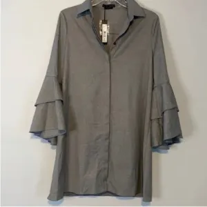 Alice   Olivia grey flutter trumpet sleeve dress