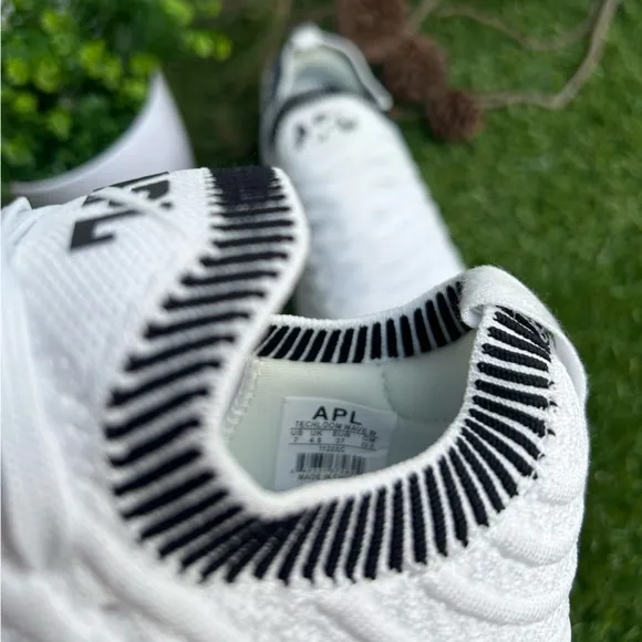 APLWomen's TechLoom WaveWhite / Black / Ribbed$245 size 7 gently used