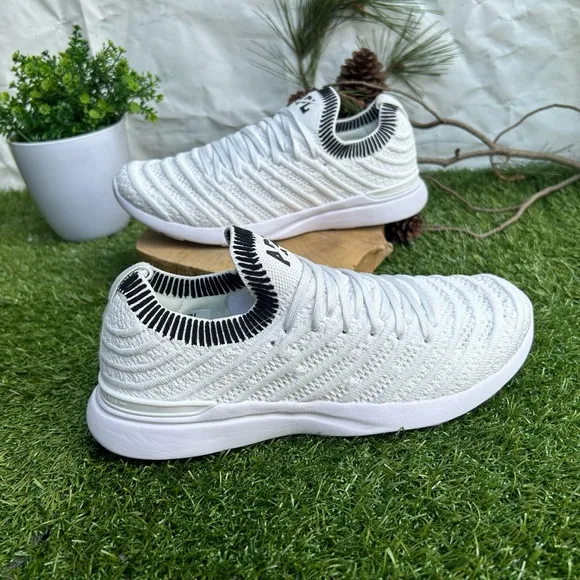 APLWomen's TechLoom WaveWhite / Black / Ribbed$245 size 7 gently used