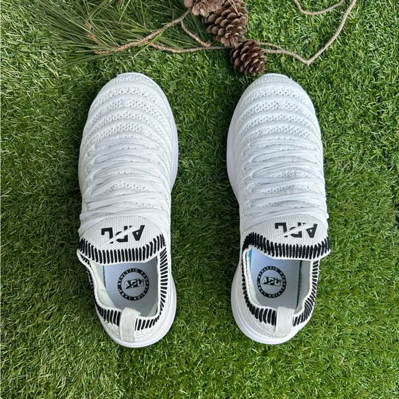 APLWomen's TechLoom WaveWhite / Black / Ribbed$245 size 7 gently used