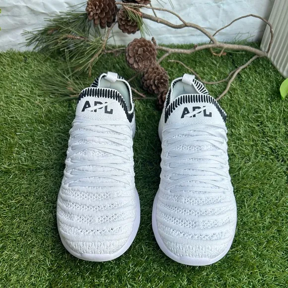 APLWomen's TechLoom WaveWhite / Black / Ribbed$245 size 7 gently used