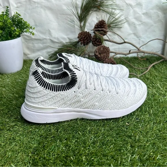 APLWomen's TechLoom WaveWhite / Black / Ribbed$245 size 7 gently used