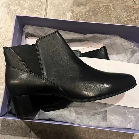 Aravon Rockport Career Dress Chelsea Boots in Black Leather Size 12, New in Box