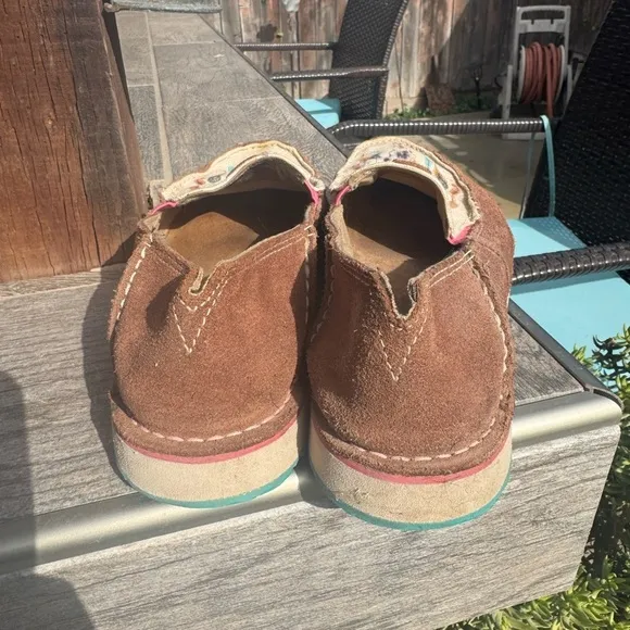 ARIAT WOMEN'S CRUISER FLORAL STEERHEAD SADDLE TAN SUEDE SHOES