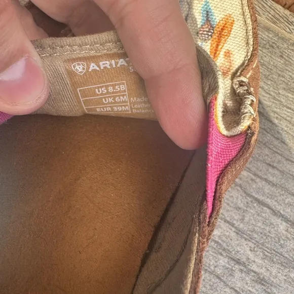 ARIAT WOMEN'S CRUISER FLORAL STEERHEAD SADDLE TAN SUEDE SHOES