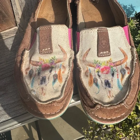 ARIAT WOMEN'S CRUISER FLORAL STEERHEAD SADDLE TAN SUEDE SHOES