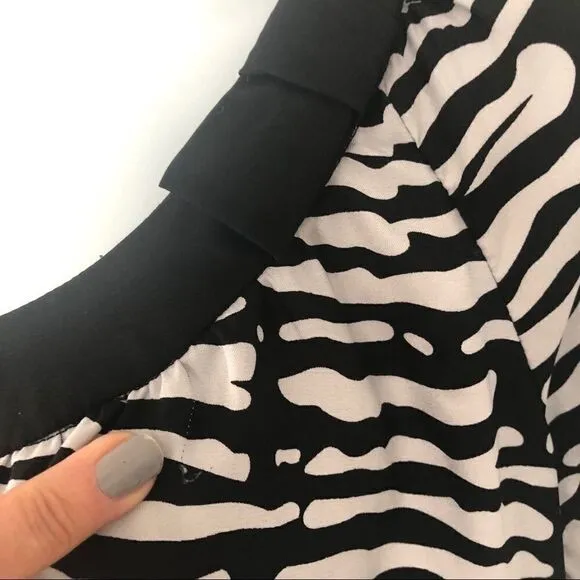 BCBG FLOWY BLK/WHT CAP SLEEVE DRESS