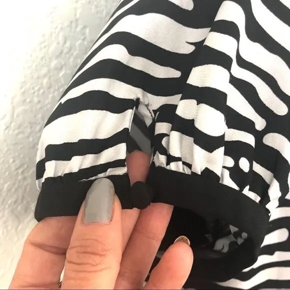BCBG FLOWY BLK/WHT CAP SLEEVE DRESS