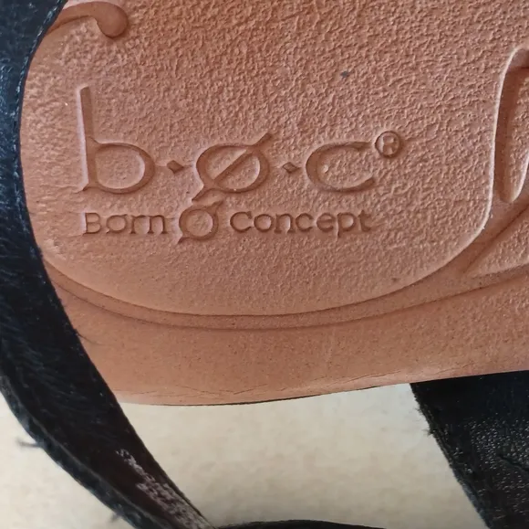 BOC Black Sandals Toe Post Laser Cut Out Womens Size 8M Good Pre-Owned Condition