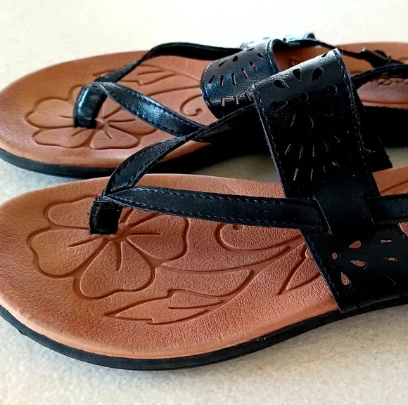 BOC Black Sandals Toe Post Laser Cut Out Womens Size 8M Good Pre-Owned Condition