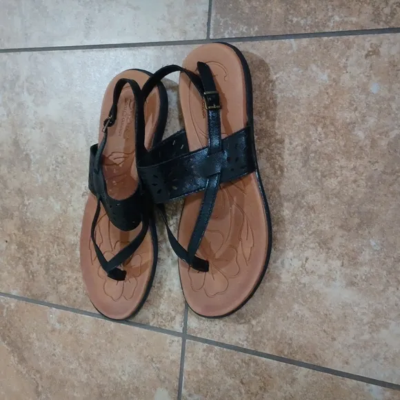 BOC Black Sandals Toe Post Laser Cut Out Womens Size 8M Good Pre-Owned Condition
