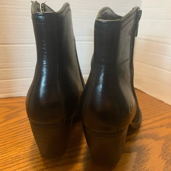 Born Anny Black Leather Side Zipper Western Ankle Boots size 8M