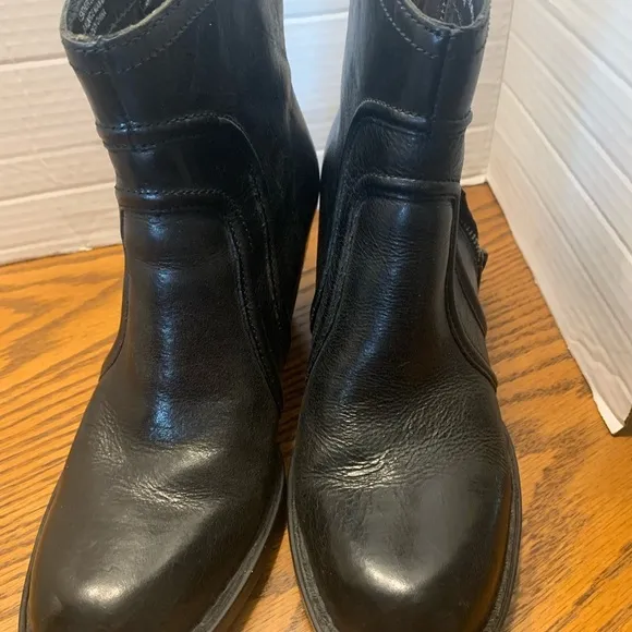 Born Anny Black Leather Side Zipper Western Ankle Boots size 8M