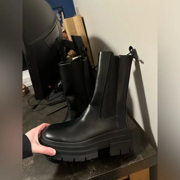 BRAND NEW ZARA BOOTS, resemble the BOTEGA