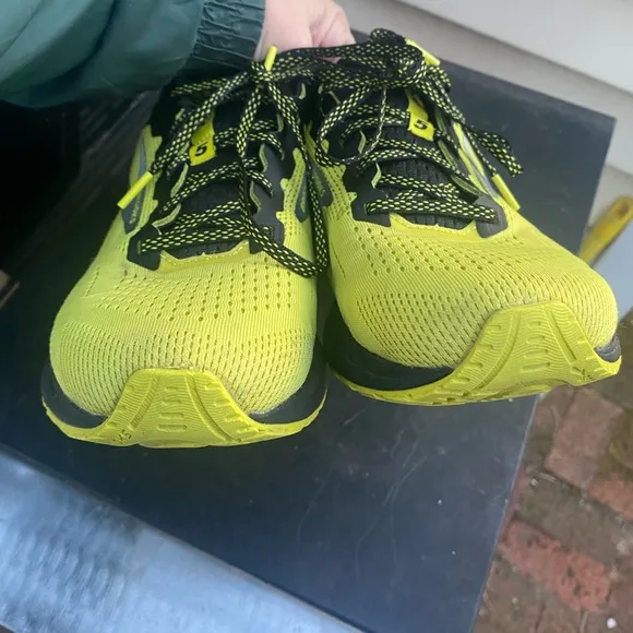 Brooks Anthem 5 Men’s Size 9.5 Yellow Black 1103781D749 Running Shoes Sneaker