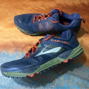 Brooks Cascade 11 Navy blue running shoes  size 9
