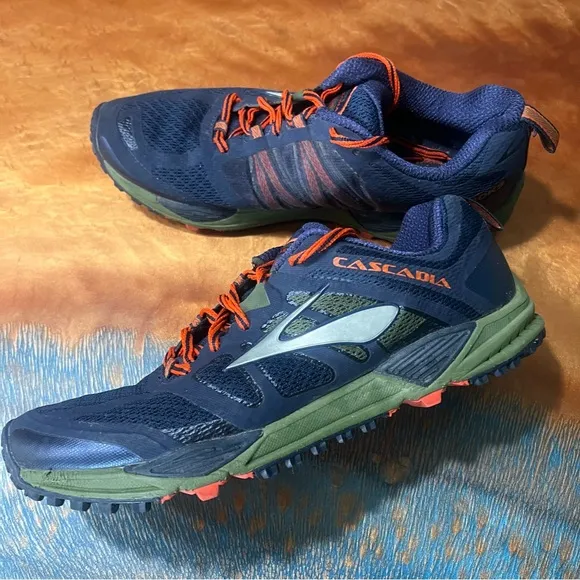 Brooks Cascade 11 Navy blue running shoes  size 9