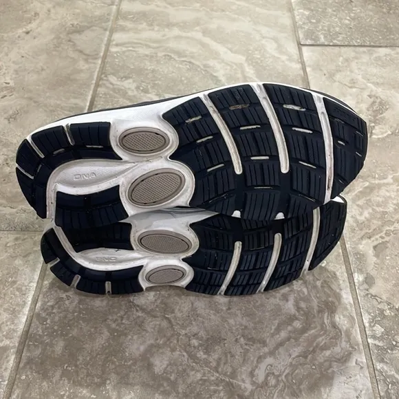 BROOKS Dylad 10 Women shoe sz 9.5 Casual 110286-1D-082 Grey Black Sz 7.5 2E Wide