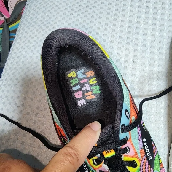 BROOKS EUC WOMENS SZ 9 GHOST 15 WEDNESDAY HOLMES PRIDE RUNNING SNEAKER SHOES