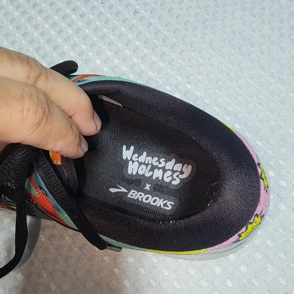 BROOKS EUC WOMENS SZ 9 GHOST 15 WEDNESDAY HOLMES PRIDE RUNNING SNEAKER SHOES