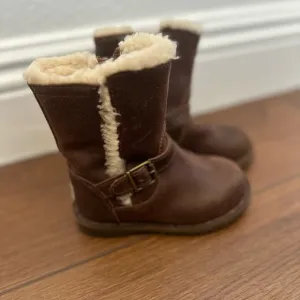Brown UGG Lined Boots with zipper. size 6 toddler. Great used condition