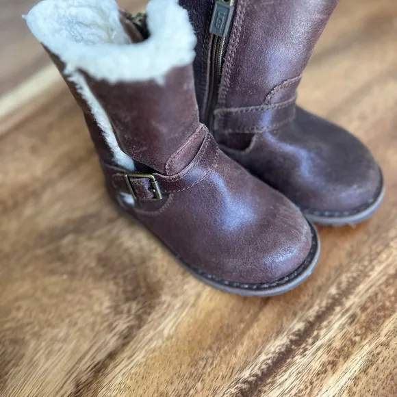 Brown UGG Lined Boots with zipper. size 6 toddler. Great used condition