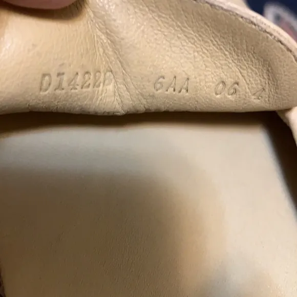COLE HAAN SZ 6 AA SLIP ON SANDALS BEIGE PREOWNED