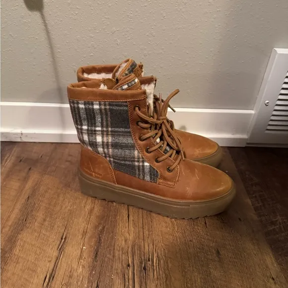 Cougar Shoes Women's Apex Lace-Up Boot 7
