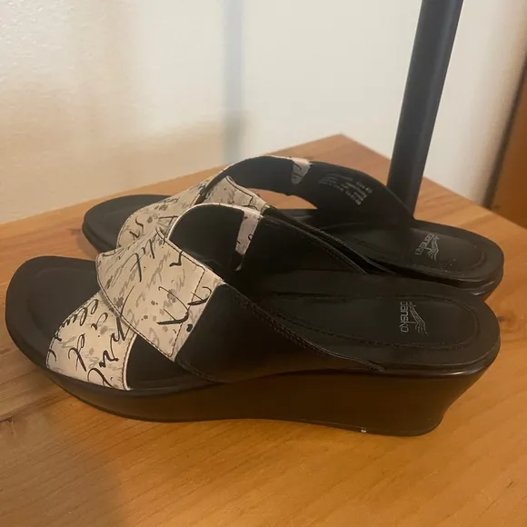 Dansko Ava French Script Comfort Criss Cross Wedge Sandal Sz 40 US 8,5